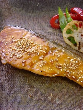 サーモンの胡麻酢照り焼き。