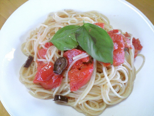 トマトとブラックオリーブのスパゲッティーの画像