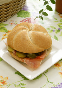 生ハムとピクルスの欧風サンドイッチ