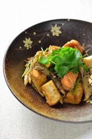 秋鮭ときのこと厚揚げのしょうゆ香り焼きの写真