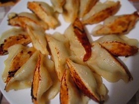 肉汁たっぷり皮から作る焼き餃子