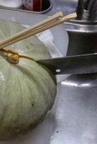 カボチャの簡単な切り方　割り箸編