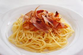 昆布だしで茹でるパスタ~食べる削り節添え