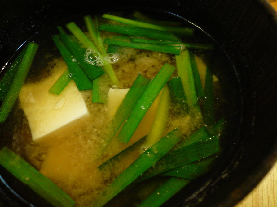 豆腐とニラのみそ汁の画像