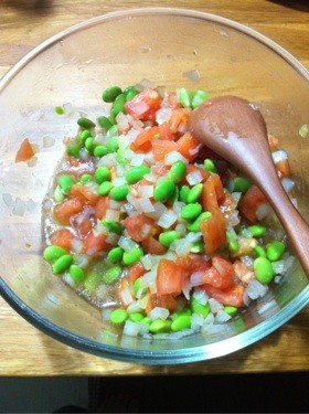 トマト、枝豆、玉ねぎのサラダの画像