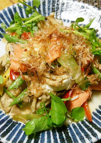 季節野菜とスモークサーモンの炒め物