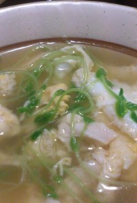 蒸し鶏と豆苗の卵スープ