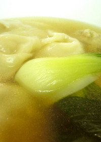 お腹満足、温まる！えび入り水餃子のスープ