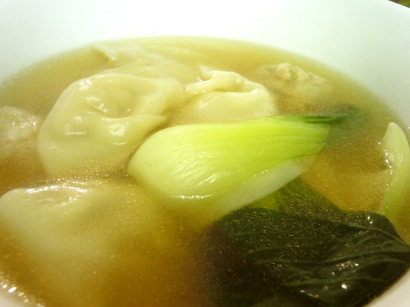 お腹満足、温まる！えび入り水餃子のスープの画像