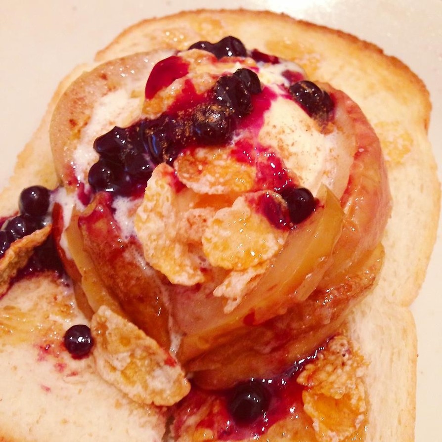 焼きリンゴのブルーベリーハニートーストの画像