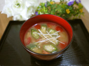 美肌!疲労回復! オクラとトマトの味噌汁の写真