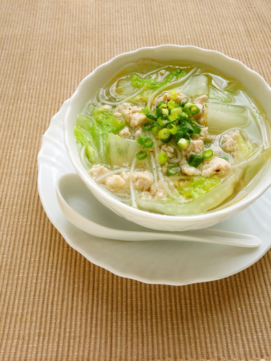 3分煮るだけ☆鶏挽肉と白菜の春雨スープの写真
