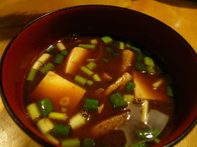豆腐とうす揚げの八丁味噌汁の写真