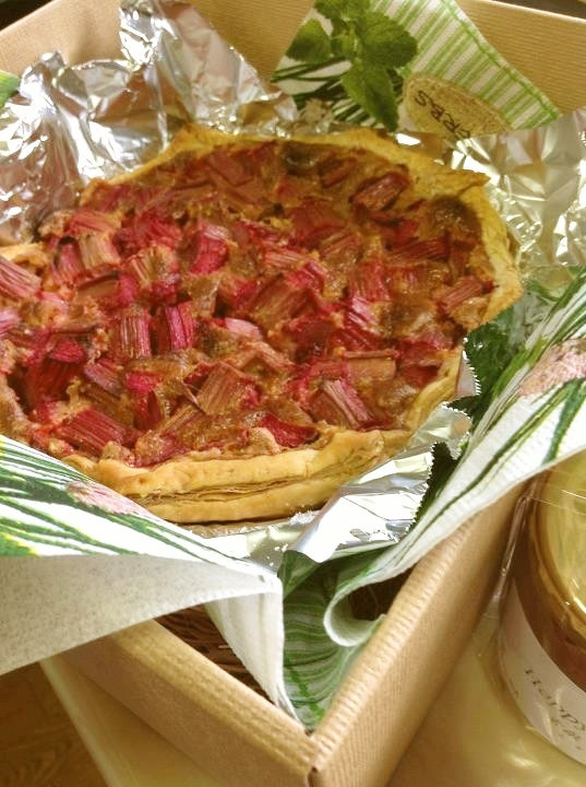 真っ赤なルバーブのパイの画像