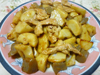 レンコンと里芋のピリ辛炒めの写真