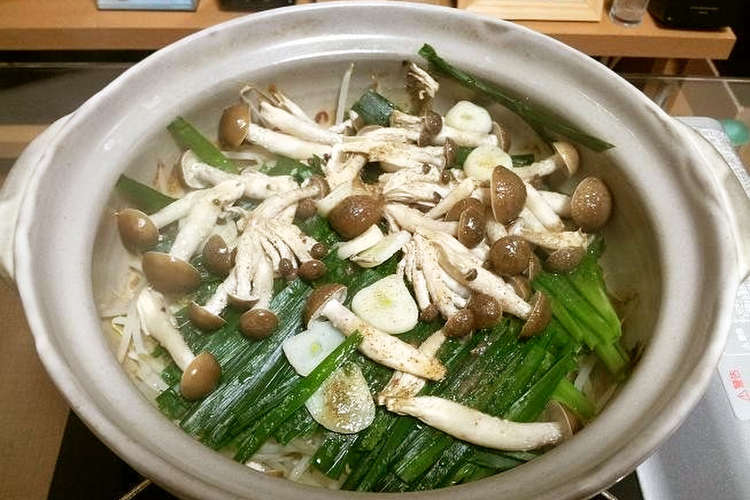ニラともやしの蒸し焼き鍋 レシピ 作り方 By Atsushi009 クックパッド 簡単おいしいみんなのレシピが352万品