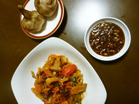 彩どりの野菜と春雨の黒にんにくソース炒め