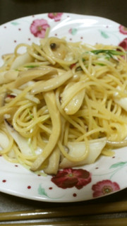 イカときのこのペペロンチーノの写真