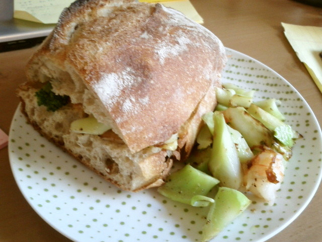 海老とブロッコリーのサンドイッチの画像