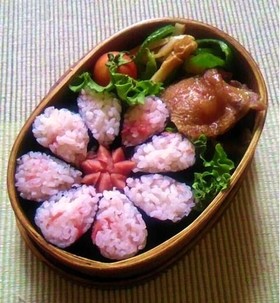 お弁当に使える 超簡単花型飾りノリ巻
