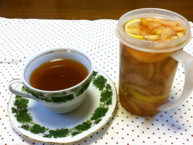 レモンと生姜の蜂蜜漬けでつくる生姜紅茶の写真