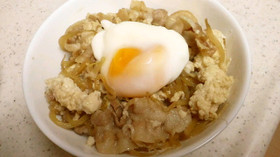 節約めし♪豚肉、もやし、豆腐のすき焼き丼