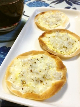 余った餃子の皮で♡しらすのおつまみピザ