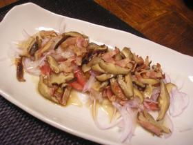 和風つゆ「きわみ」で作るベーコンと椎茸のトマトサラダの画像