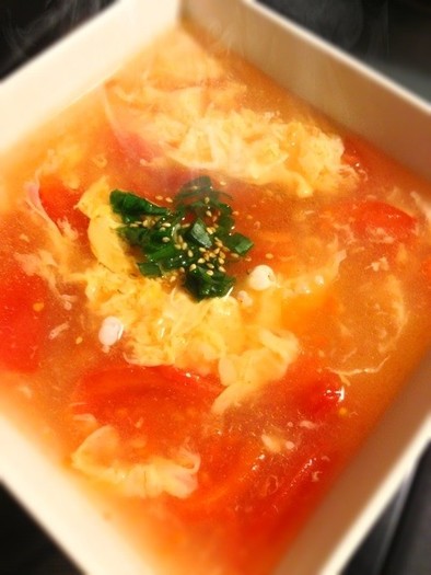 トマトとふわふわ卵の中華風スープの写真