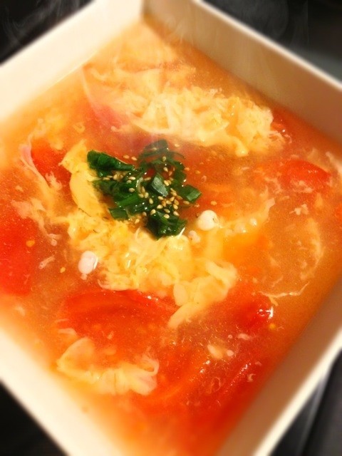 トマトとふわふわ卵の中華風スープの画像