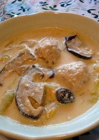 白菜と鶏団子の豆乳スープ