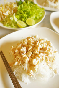 米麺とチキンの冷麺風＠カンボジア