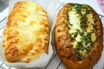 バジルチーズパンとハムマヨパンの画像