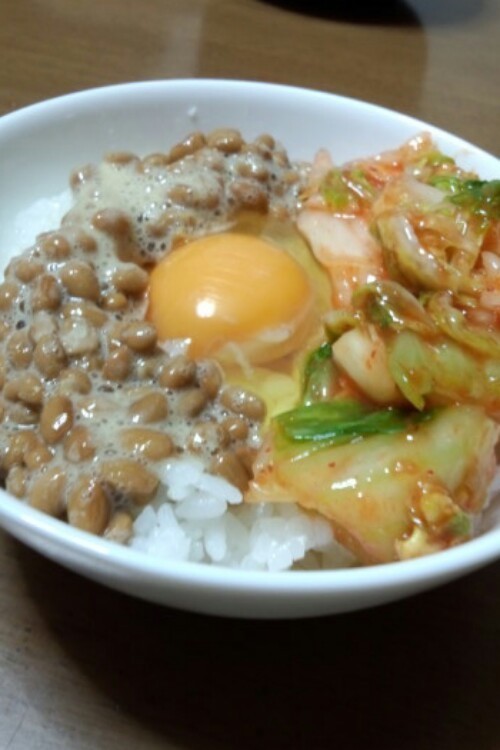 納豆＋キムチ＋卵かけご飯の画像