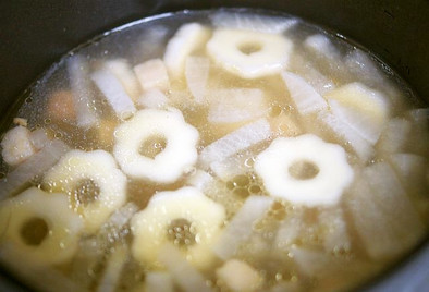 厚切りベーコンと大根の中華風スープの写真