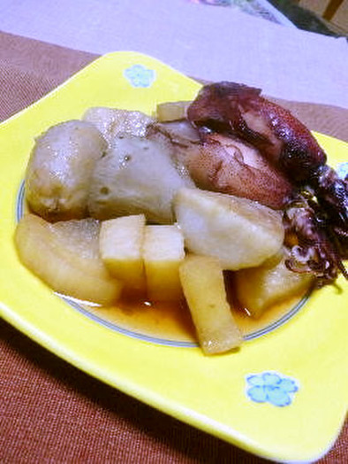 圧力鍋で簡単　里芋と大根とヤリイカの煮物の写真