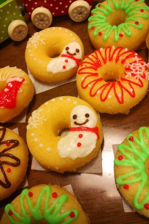クリスマスに可愛いデコレーションドーナツの画像