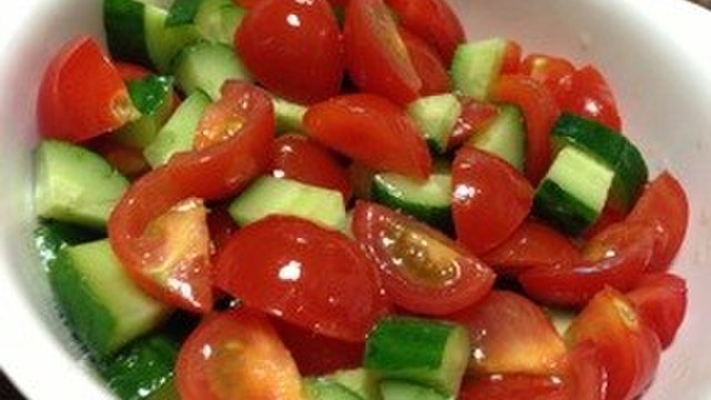 切り方がコツ トマトとキュウリのサラダ レシピ 作り方 By Satiepopp クックパッド 簡単おいしいみんなのレシピが357万品