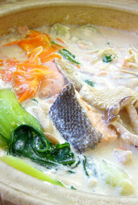 鶏味塩 de 秋鮭と牡蠣の豆乳鍋