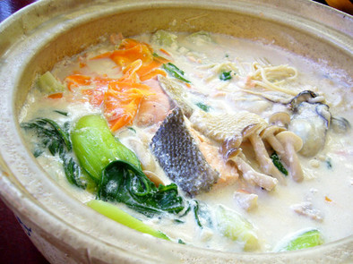 鶏味塩 de 秋鮭と牡蠣の豆乳鍋の写真