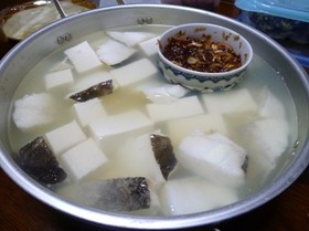 ネギ&鰹節使いで温タレ頂く鱈入り湯豆腐♪