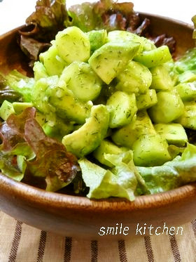 アボカドと胡瓜のグリーンサラダの画像