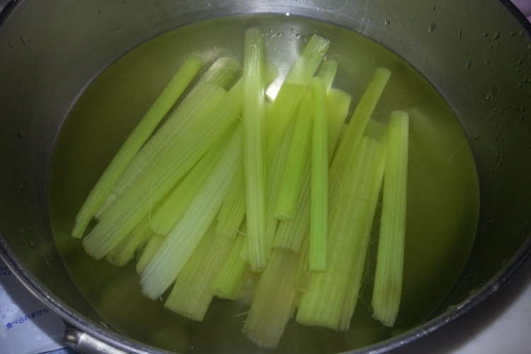 ふき 実はとても簡単 下処理方法 レシピ 作り方 By さくらサク櫻子 クックパッド 簡単おいしいみんなのレシピが357万品