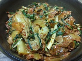 すっぱキムチと豚肉とナズナのポックン!