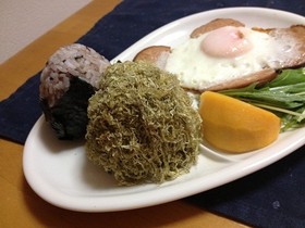 母の味♬とろろこんぶおにぎり