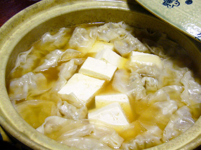 鶏味塩 de 湯豆腐と餃子の和風だし鍋の写真