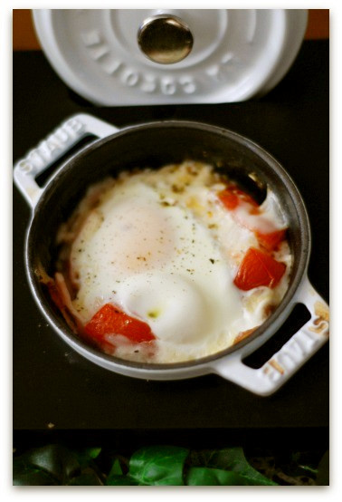 簡単トマトと卵のココットの画像