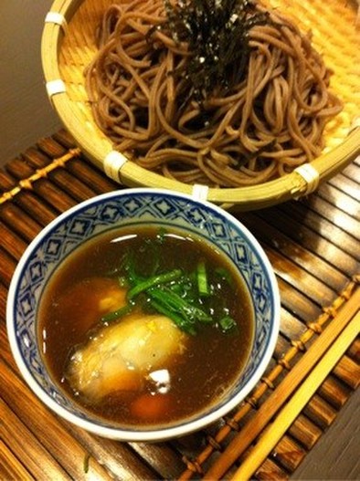冬に食べたいざる蕎麦〜牡蠣あんのつゆ〜の写真