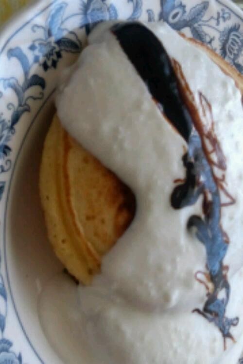 ミキプルーンとヨーグルトのホットケーキの画像