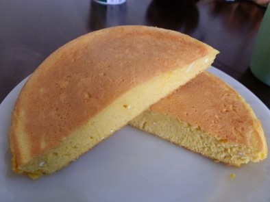 卵と砂糖と小麦粉のシンプルなパンケーキの写真